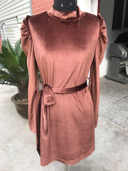 Robe en Velours Doré à Manches Bouffantes – Élégance Automne/Hiver