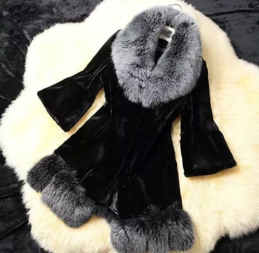 Slim-fit coat with a large faux rabbit fur collar – Elegance and comfort