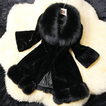 Slim-fit coat with a large faux rabbit fur collar – Elegance and comfort