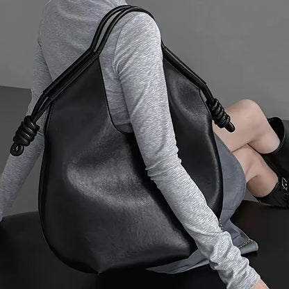 Clara is an elegant and spacious vegan leather tote bag.