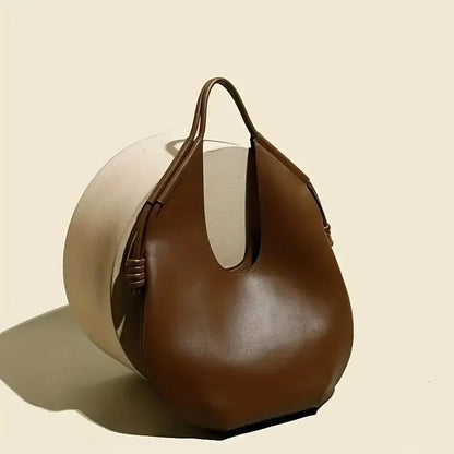 Clara is an elegant and spacious vegan leather tote bag.