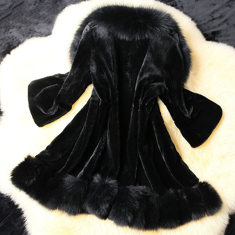 Slim-fit coat with a large faux rabbit fur collar – Elegance and comfort