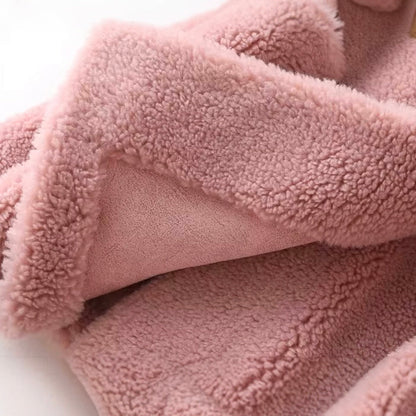 Léa's elegant shearling faux fur coat