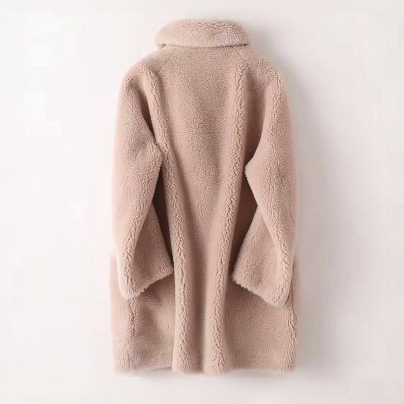 Léa's elegant shearling faux fur coat